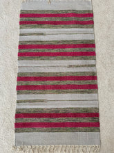 Kép betöltése a galériamegjelenítőbe: Piros színű csíkos indiai pamut szőnyeg