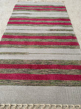 Kép betöltése a galériamegjelenítőbe: Piros színű csíkos indiai pamut szőnyeg