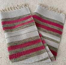 Kép betöltése a galériamegjelenítőbe: Piros színű csíkos indiai pamut szőnyeg