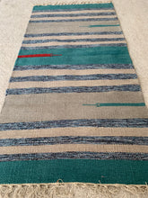 Kép betöltése a galériamegjelenítőbe: Tűrkiz,szűrke zöld színű csíkos indiai pamut szőnyeg
