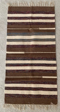 Kép betöltése a galériamegjelenítőbe: Barna, fehér, piros színű csíkos indiai pamut szőnyeg