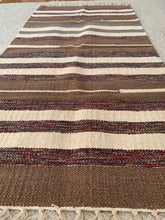 Kép betöltése a galériamegjelenítőbe: Barna, fehér, piros színű csíkos indiai pamut szőnyeg