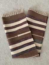 Kép betöltése a galériamegjelenítőbe: Barna, fehér, piros színű csíkos indiai pamut szőnyeg