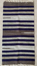 Kép betöltése a galériamegjelenítőbe: Fehér, szürke, kék színű csíkos indiai pamut szőnyeg