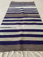 Kép betöltése a galériamegjelenítőbe: Fehér, szürke, kék színű csíkos indiai pamut szőnyeg