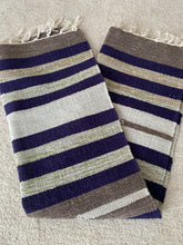 Kép betöltése a galériamegjelenítőbe: Fehér, szürke, kék színű csíkos indiai pamut szőnyeg