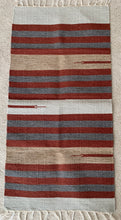 Kép betöltése a galériamegjelenítőbe: Bordó, szürke, bézs színű csíkos indiai pamut szőnyeg