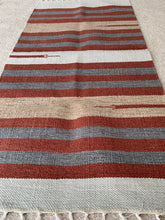 Kép betöltése a galériamegjelenítőbe: Bordó, szürke, bézs színű csíkos indiai pamut szőnyeg