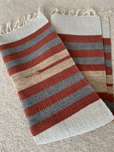 Kép betöltése a galériamegjelenítőbe: Bordó, szürke, bézs színű csíkos indiai pamut szőnyeg