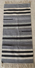 Kép betöltése a galériamegjelenítőbe: Fehér, szürke, fekete színű csíkos indiai pamut szőnyeg