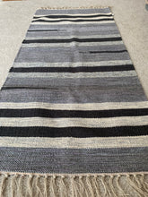 Kép betöltése a galériamegjelenítőbe: Fehér, szürke, fekete színű csíkos indiai pamut szőnyeg