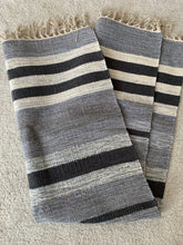 Kép betöltése a galériamegjelenítőbe: Fehér, szürke, fekete színű csíkos indiai pamut szőnyeg