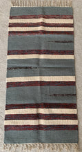 Kép betöltése a galériamegjelenítőbe: Szürke, fehér, piros színű csíkos indiai pamut szőnyeg