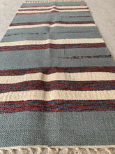 Kép betöltése a galériamegjelenítőbe: Szürke, fehér, piros színű csíkos indiai pamut szőnyeg