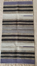Kép betöltése a galériamegjelenítőbe: Fekete, fehér, lila színű csíkos indiai pamut szőnyeg