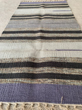 Kép betöltése a galériamegjelenítőbe: Fekete, fehér, lila színű csíkos indiai pamut szőnyeg