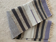 Kép betöltése a galériamegjelenítőbe: Fekete, fehér, lila színű csíkos indiai pamut szőnyeg