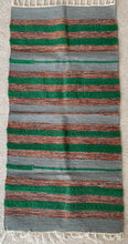 Kép betöltése a galériamegjelenítőbe: Szürke, zöld, piros színű csíkos indiai pamut szőnyeg