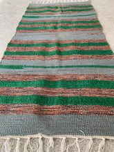 Kép betöltése a galériamegjelenítőbe: Szürke, zöld, piros színű csíkos indiai pamut szőnyeg