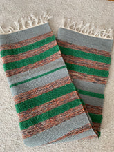 Kép betöltése a galériamegjelenítőbe: Szürke, zöld, piros színű csíkos indiai pamut szőnyeg