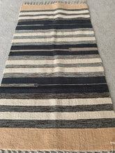 Kép betöltése a galériamegjelenítőbe: Fekete, fehér, bézs színű csíkos indiai pamut szőnyeg