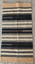 Kép betöltése a galériamegjelenítőbe: Fekete, fehér, bézs színű csíkos indiai pamut szőnyeg