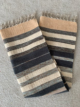 Kép betöltése a galériamegjelenítőbe: Fekete, fehér, bézs színű csíkos indiai pamut szőnyeg
