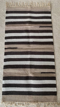Kép betöltése a galériamegjelenítőbe: Fekete, fehér, bézs színű csíkos indiai pamut szőnyeg