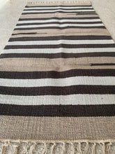 Kép betöltése a galériamegjelenítőbe: Fekete, fehér, bézs színű csíkos indiai pamut szőnyeg