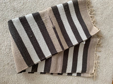 Kép betöltése a galériamegjelenítőbe: Fekete, fehér, bézs színű csíkos indiai pamut szőnyeg