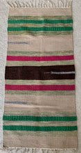 Kép betöltése a galériamegjelenítőbe: Barna, zöld, piros színű csíkos indiai pamut szőnyeg
