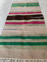 Kép betöltése a galériamegjelenítőbe: Barna, zöld, piros színű csíkos indiai pamut szőnyeg