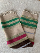 Kép betöltése a galériamegjelenítőbe: Barna, zöld, piros színű csíkos indiai pamut szőnyeg