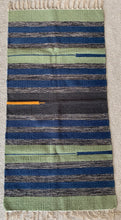 Kép betöltése a galériamegjelenítőbe: Zöld, kék színű csíkos indiai pamut szőnyeg
