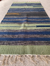 Kép betöltése a galériamegjelenítőbe: Zöld, kék színű csíkos indiai pamut szőnyeg