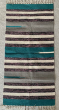 Kép betöltése a galériamegjelenítőbe: Szürke, fehér, kék színű csíkos indiai pamut szőnyeg