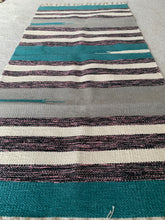 Kép betöltése a galériamegjelenítőbe: Szürke, fehér, kék színű csíkos indiai pamut szőnyeg