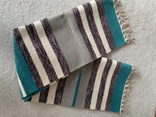 Kép betöltése a galériamegjelenítőbe: Szürke, fehér, kék színű csíkos indiai pamut szőnyeg