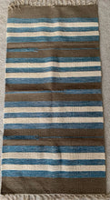 Kép betöltése a galériamegjelenítőbe: Barna, fehér, kék színű csíkos indiai pamut szőnyeg