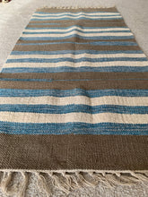 Kép betöltése a galériamegjelenítőbe: Barna, fehér, kék színű csíkos indiai pamut szőnyeg