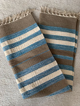 Kép betöltése a galériamegjelenítőbe: Barna, fehér, kék színű csíkos indiai pamut szőnyeg