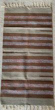Kép betöltése a galériamegjelenítőbe: Szürke, barna, kék/piros színű csíkos indiai pamut szőnyeg