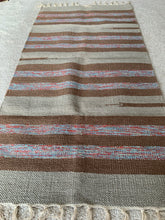 Kép betöltése a galériamegjelenítőbe: Szürke, barna, kék/piros színű csíkos indiai pamut szőnyeg