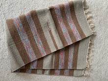 Kép betöltése a galériamegjelenítőbe: Szürke, barna, kék/piros színű csíkos indiai pamut szőnyeg