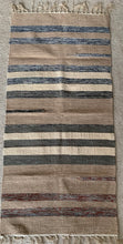 Kép betöltése a galériamegjelenítőbe: Fekete, fehér, barna színű csíkos indiai pamut szőnyeg