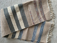 Kép betöltése a galériamegjelenítőbe: Fekete, fehér, barna színű csíkos indiai pamut szőnyeg
