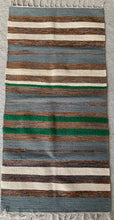 Kép betöltése a galériamegjelenítőbe: Zöld, barna színű csíkos indiai pamut szőnyeg