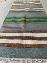 Kép betöltése a galériamegjelenítőbe: Zöld, barna színű csíkos indiai pamut szőnyeg