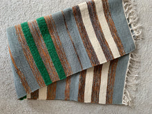 Kép betöltése a galériamegjelenítőbe: Zöld, barna színű csíkos indiai pamut szőnyeg