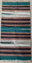 Kép betöltése a galériamegjelenítőbe: Zöld, fekete, piros színű csíkos indiai pamut szőnyeg